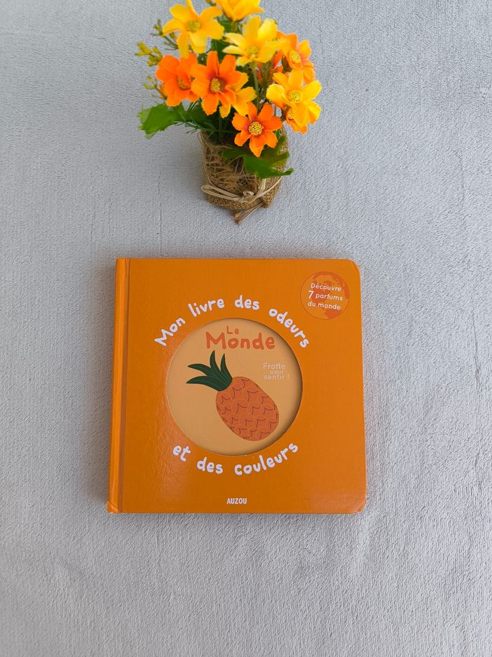 Livre à sentir Le monde Auzou