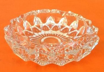 Années 1970  Cendrier verre taillé et ciselé  Verre transparent