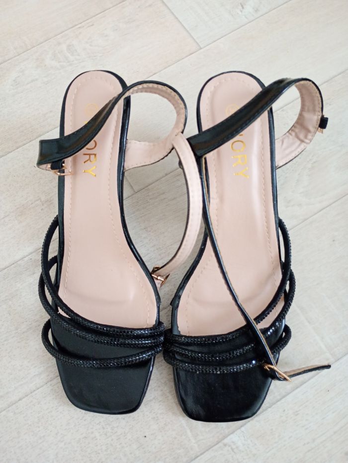 Sandale a talon noires vernies