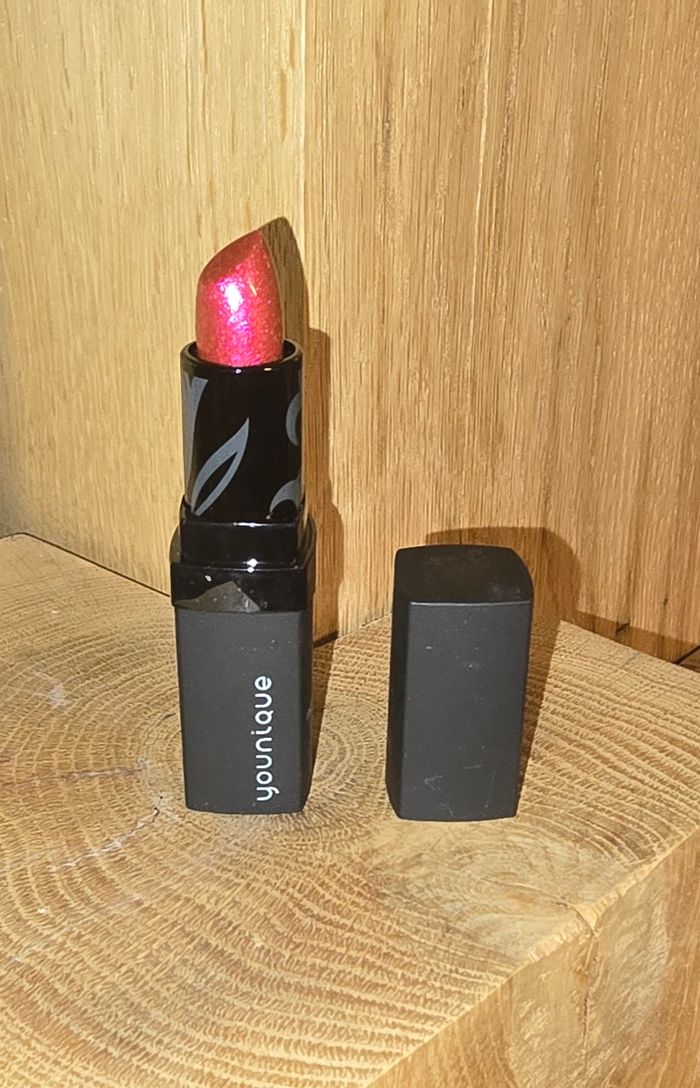 Coffret Younique Rouge à lèvres Opulence et Vernis à Ongles Pretentious Neuf - photo numéro 3