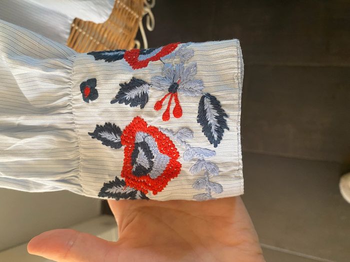 Blouse H&M bleue à rayures avec broderies fleurs taille 36 / 38 - photo numéro 4