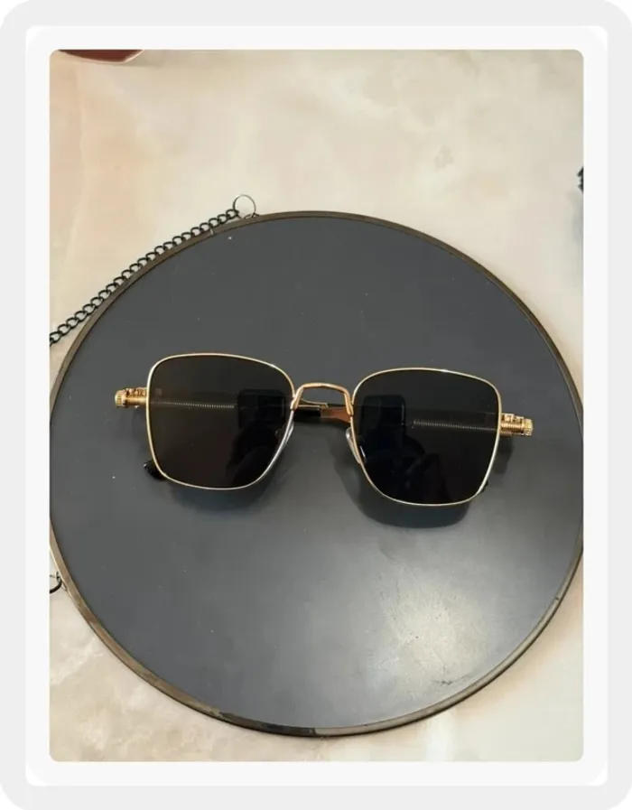 Lunette de soleil noire dorée