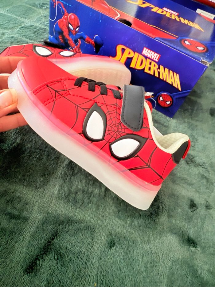 Basket Spiderman Marvel lumineux - photo numéro 4