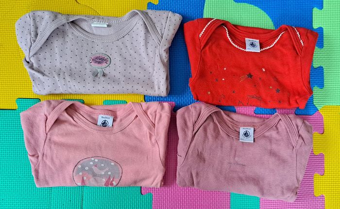 Lot de 4 bodies ml (3 Petit Bateau + 1 Absorba) 18m