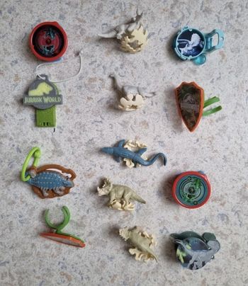 Petits jouets jurassic world kinder surprise
