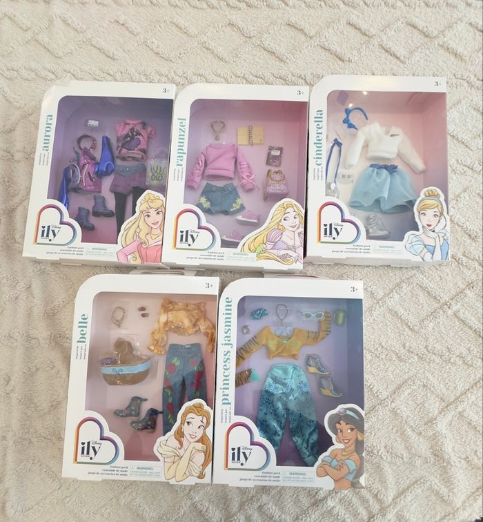 Lot 5 boites de vêtements princesse Disney poupée neufs
