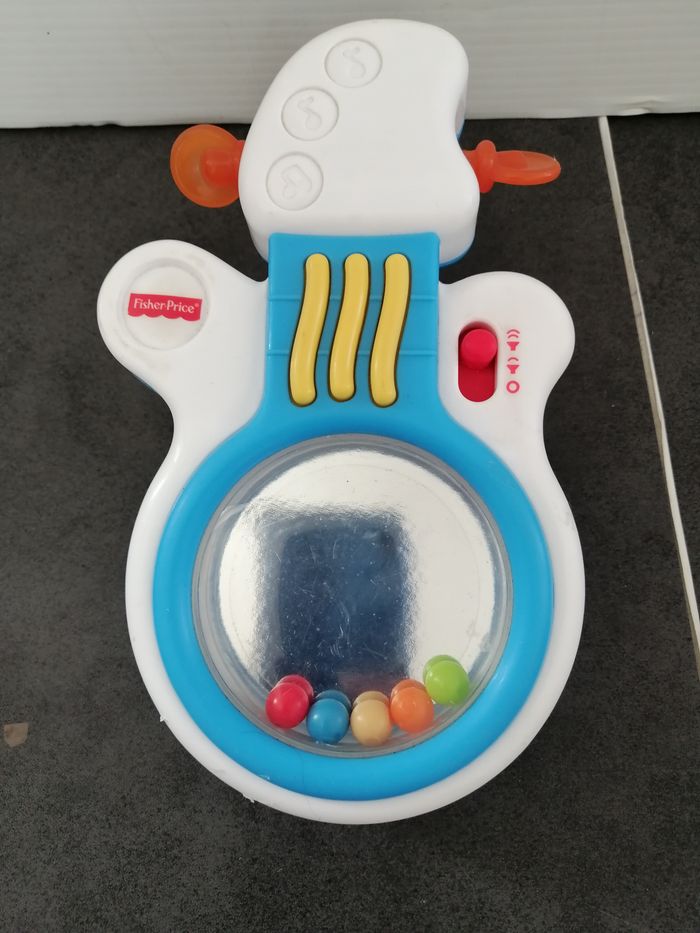 ma 1 er guitare de fisher price - photo numéro 2