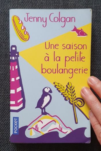 Roman type Feel-good book, format poche "Une saison à la petite boulangerie" / Éd. Pocket