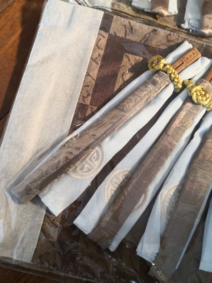 Sets de table, baguettes et serviettes assorties - photo numéro 2