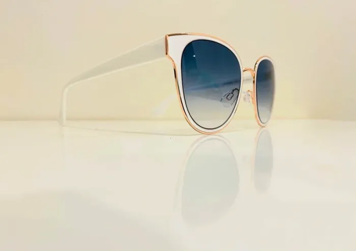 Lunette de soleil femme blanche et dorée verres bleus dégradés UV protection catégorie 2 - photo numéro 3