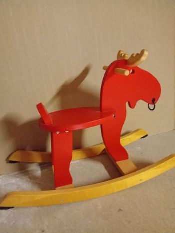 Joli cerf à bascule rouge en bois