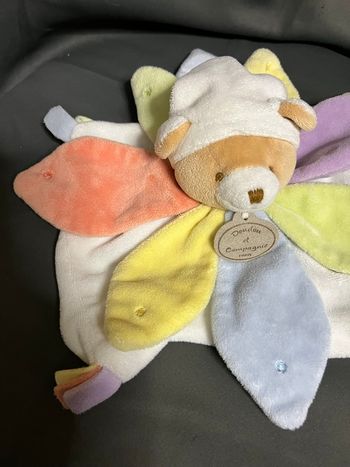 Doudou et compagnie ours pétales 