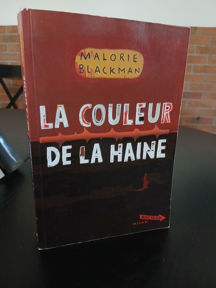 Roman Entre chiens et loups. La couleur de la haine - photo numéro 2