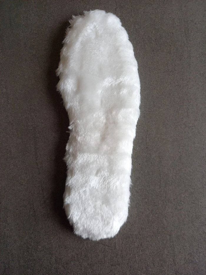 Semelles chaudes fourrure blanche neuves - photo numéro 3