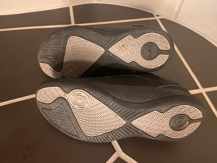 Chaussures noires Futsal Décathlon - photo numéro 2