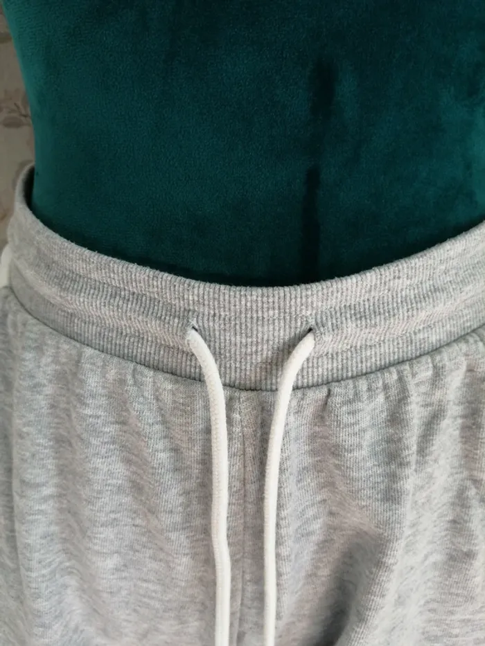 Short gris avec poche à l'arrière et écusson girls / undiz / (L) - photo numéro 3