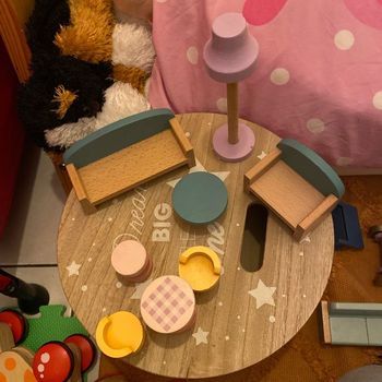 Lot meubles en bois pour maison de poupée