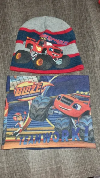 Bonnet et cache cou blaze monster machines taille 52 en bon état