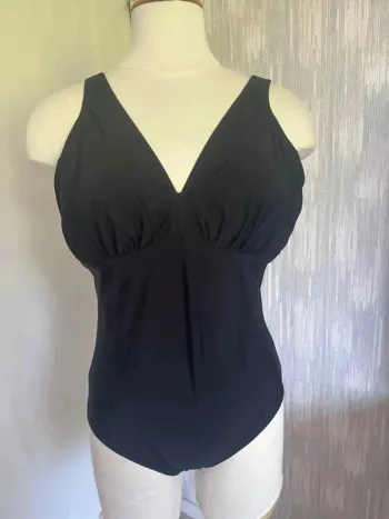 Maillot de bain 1 pièce taille 54 avec brassière neuf •
