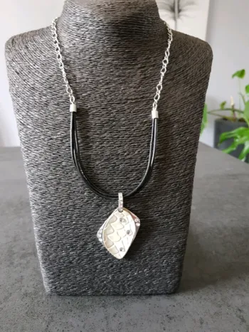 Collier noir / blanc