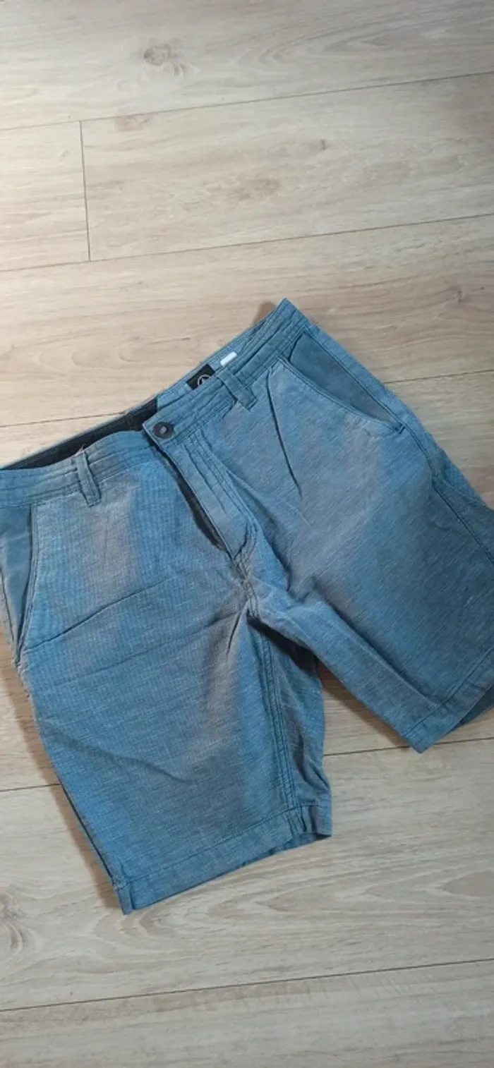 Short volcom taille 31