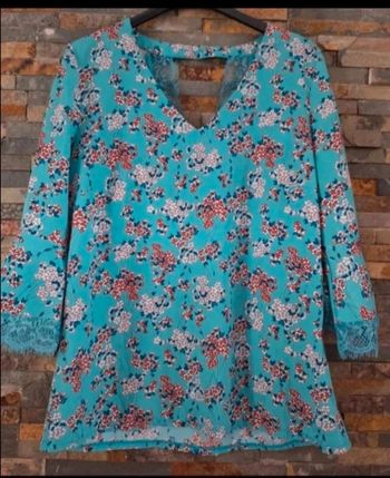 Blouse neuve bleu imprimé fleurs et dentelle taille 38