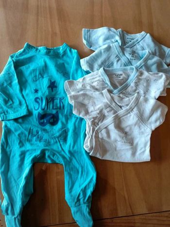 Lot  1  pyjamas et 4  bodies