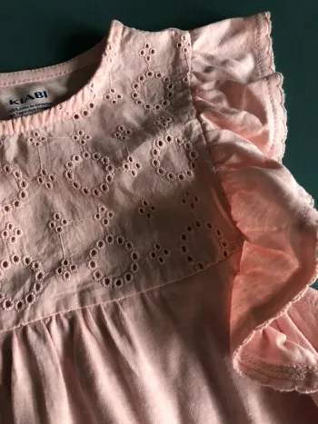 Haut rose pâle.