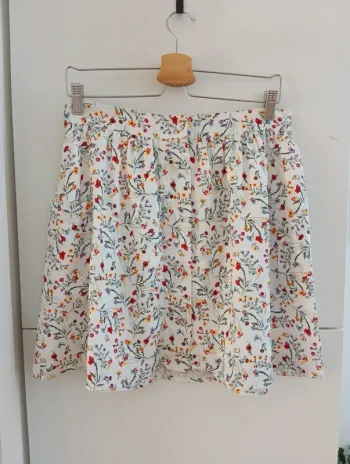 Jupe courte boutonnée blanches fleurs multicolores taille L