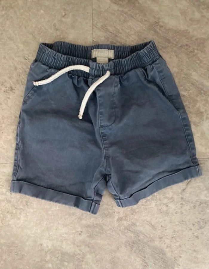 Short primark taille 24 / 36 mois en très bon état