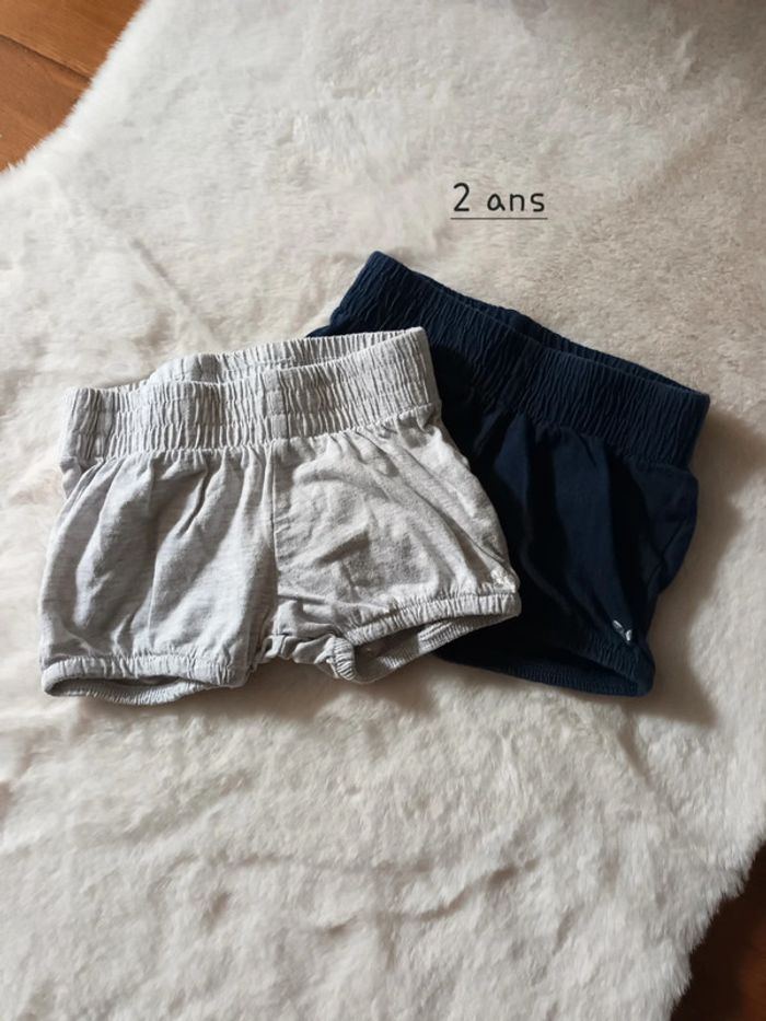 Lot 2 shorts taille 2 ans