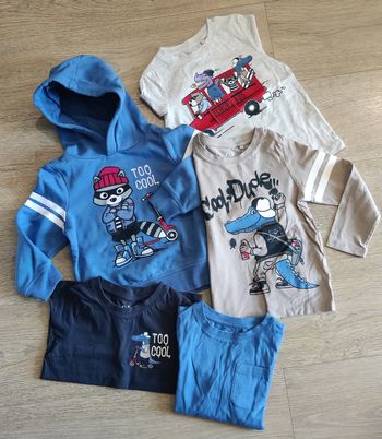 Ensemble sweat et 4 tee shirt C&A Taille 3-4 ans