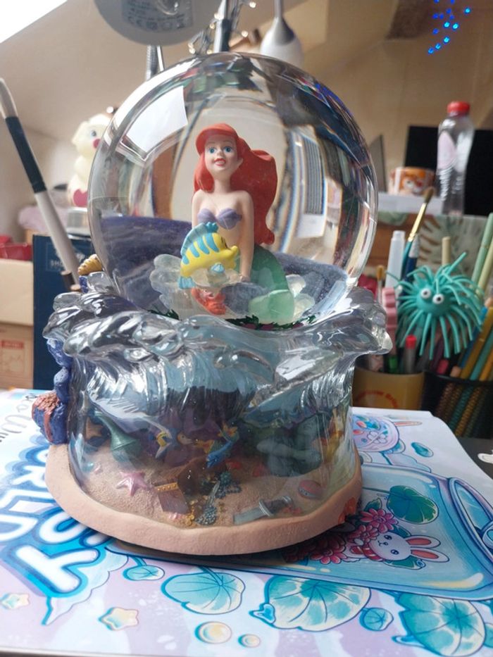 Snowglobe disney disneyland Paris ariel, la petite sirène