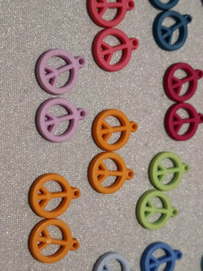 Joli lot neuf de 24 breloques/charms "Peace and Love" idéal pour bijoux - photo numéro 5