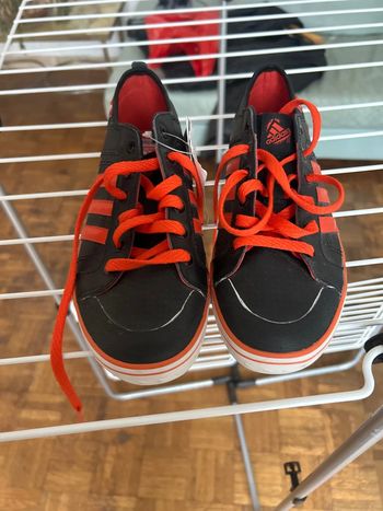 Baskets Adidas noires et orange