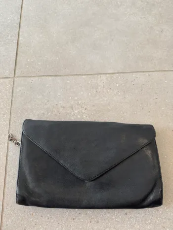 Pochette noire Vagabond, en cuir  bon état mais il ya des petites marques d'usures, 26*15cm