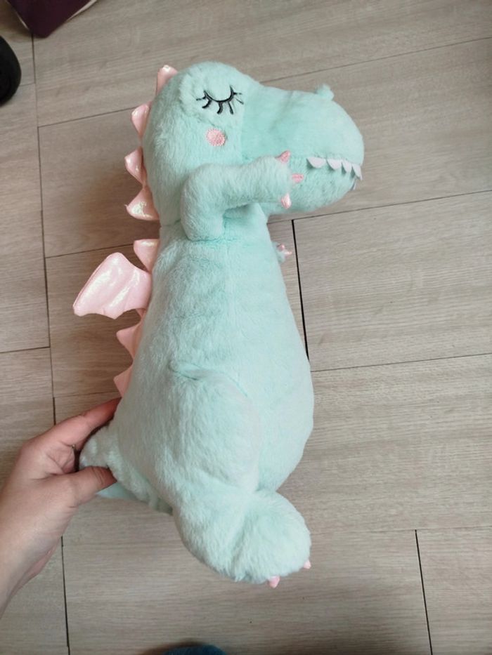 Peluche dinosaure range pyjama