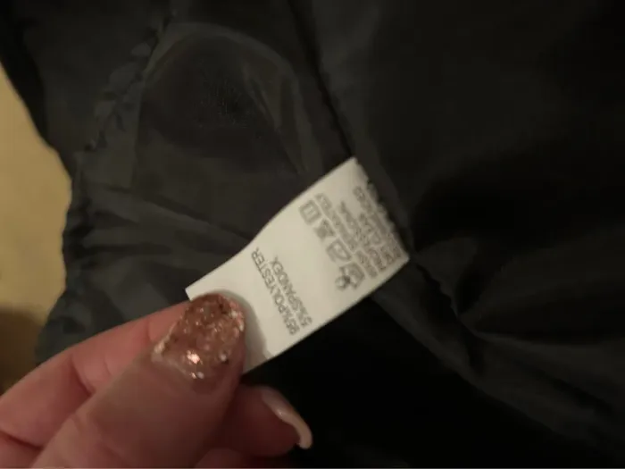 Manteau noir avec Fausse fourrure au cou. - photo numéro 5