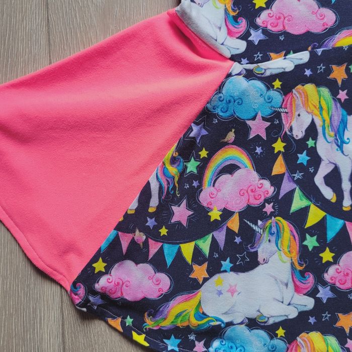 Très très jolie robe bleu marine a motif licorne , de qualité fait par une couturière. Fille 6 ans - photo numéro 2