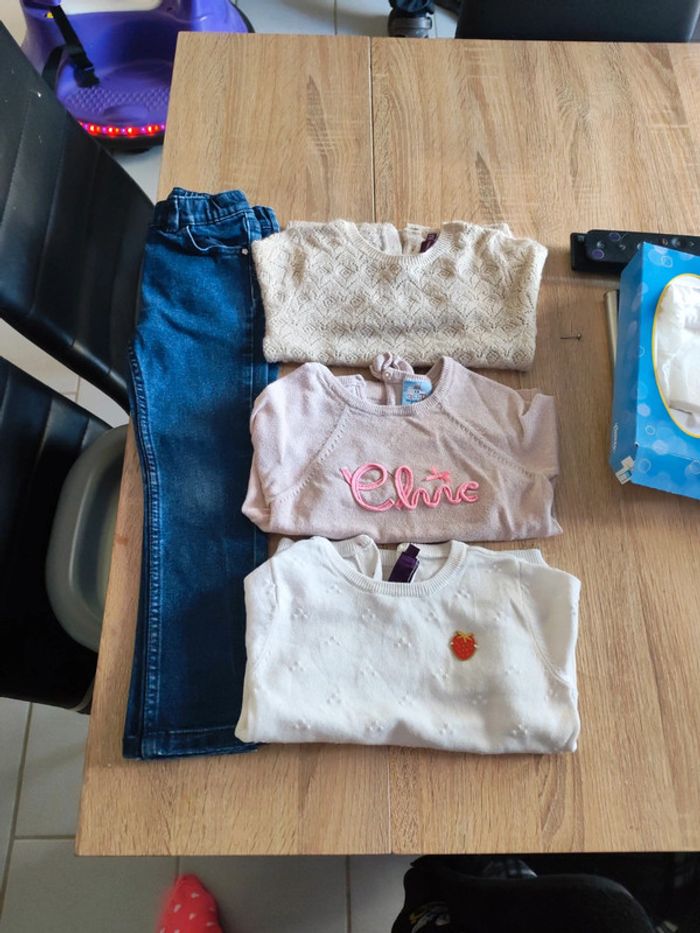 3 pulls fins et 1 pantalon 3 ans