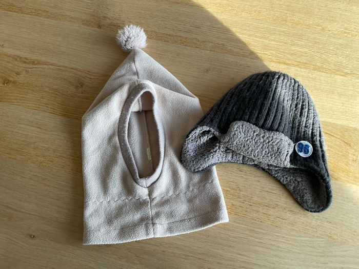 Lot 2 bonnets taille environ 2/4 ans et taille 50/52