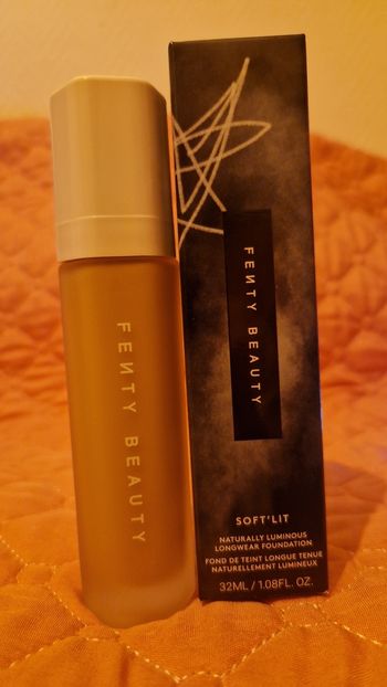 Fenty Beauty fond de teint longue tenue naturellement lumineux N° teint 23
5, 32ml neuf jamais utilisé jamais ouvert