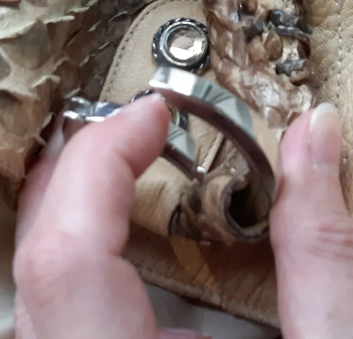 Sublime grand sac fourre tout vintage Ape Régina en cuir beige et python doré - photo numéro 17