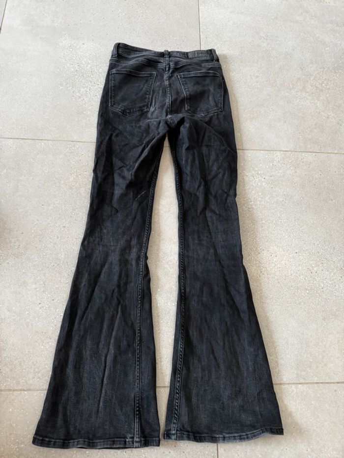 Jean noir Bershka, en bon état mais il y a une petite trace, 32x100cm - photo numéro 3