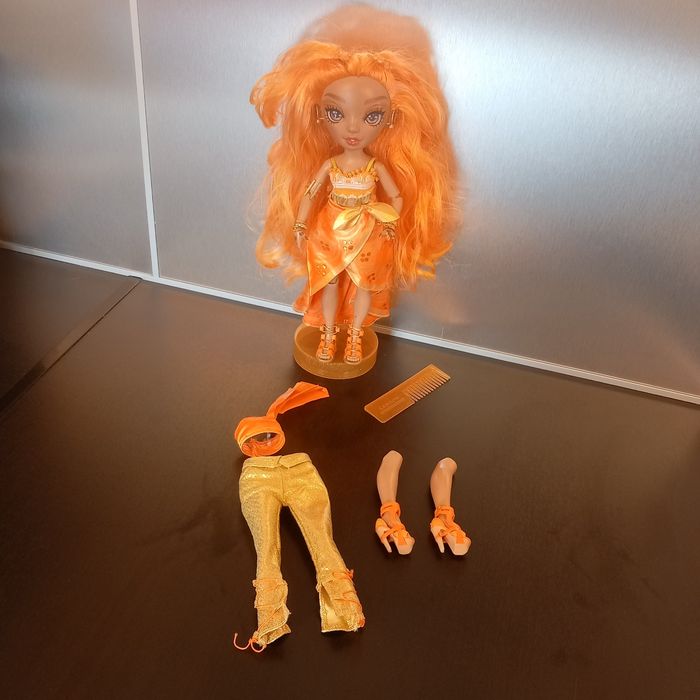 Poupée Rainbow High  n 4 Meena fleur - photo numéro 2