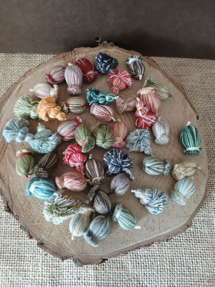 Lot de 42 glands pompons multicolore