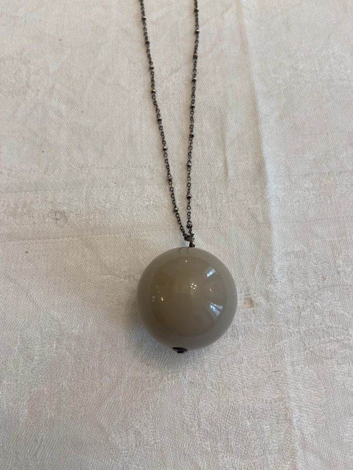 Sautoir argenté pendentif boule en résine beige Cyrillus - photo numéro 6