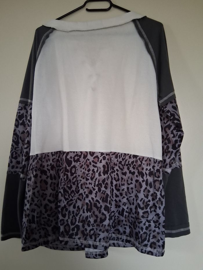 Sweat shirt léopard gris et blanc " t- XL" - photo numéro 2