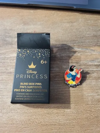 Pin's loungefly mystère blanche neige