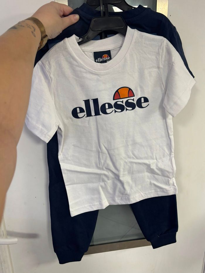 Ensemble 2 t-shirt + jogging ellesse - photo numéro 2